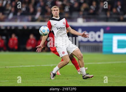 Frankfurt Am Main, Deutschland. Oktober 2024. 06.10.2024, Fussball Bundesliga, Eintracht Frankfurt - FC Bayern München, emonline, emspor, v.l., Rasmus Kristensen (Eintracht Frankfurt) DFL/DFB-VORSCHRIFTEN VERBIETEN DIE VERWENDUNG VON FOTOGRAFIEN ALS BILDSEQUENZEN UND/ODER QUASI-VIDEO. Xdcx Credit: dpa/Alamy Live News Stockfoto