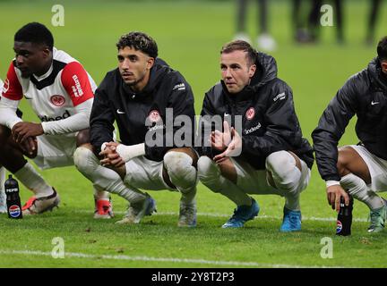 Frankfurt Am Main, Deutschland. Oktober 2024. 06.10.2024, Fussball-Bundesliga, Eintracht Frankfurt - FC Bayern München, emonline, emspor, v.l., Omar Marmoush (Eintracht Frankfurt), Mario Götze (Eintracht Frankfurt) DFL/DFB-VORSCHRIFTEN VERBIETEN JEDE VERWENDUNG VON FOTOGRAFIEN ALS BILDSEQUENZEN UND/ODER QUASI-VIDEO. Xdcx Credit: dpa/Alamy Live News Stockfoto