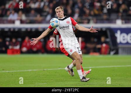 Frankfurt Am Main, Deutschland. Oktober 2024. 06.10.2024, Fussball Bundesliga, Eintracht Frankfurt - FC Bayern München, emonline, emspor, v.l., Rasmus Kristensen (Eintracht Frankfurt) DFL/DFB-VORSCHRIFTEN VERBIETEN DIE VERWENDUNG VON FOTOGRAFIEN ALS BILDSEQUENZEN UND/ODER QUASI-VIDEO. Xdcx Credit: dpa/Alamy Live News Stockfoto