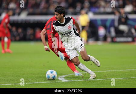 Frankfurt Am Main, Deutschland. Oktober 2024. 06.10.2024, Fussball Bundesliga, Eintracht Frankfurt - FC Bayern München, emonline, emspor, v.l., Mahmoud Dahoud (Eintracht Frankfurt) DFL/DFB-VORSCHRIFTEN VERBIETEN DIE VERWENDUNG VON FOTOGRAFIEN ALS BILDSEQUENZEN UND/ODER QUASI-VIDEO. Xdcx Credit: dpa/Alamy Live News Stockfoto
