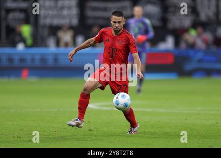 Frankfurt Am Main, Deutschland. Oktober 2024. 06.10.2024, Fussball-Bundesliga, Eintracht Frankfurt - FC Bayern München, emonline, emspor, v.l., Raphael Guerreiro (FC Bayern München) DFL/DFB-VORSCHRIFTEN VERBIETEN DIE VERWENDUNG VON FOTOGRAFIEN ALS BILDSEQUENZEN UND/ODER QUASI-VIDEO. Xdcx Credit: dpa/Alamy Live News Stockfoto