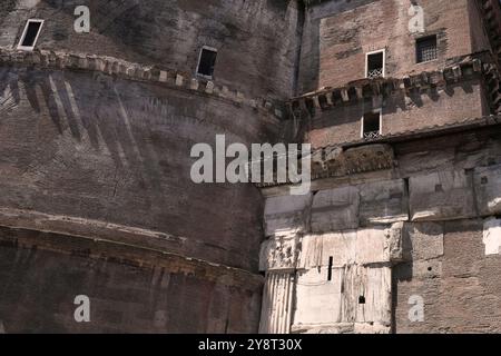 Das Pantheon, Rom, Italien. Seitliche und hintere Details des Gebäudes. Ich schaue nach oben, eng beschnittene, grafische Fotografie ohne Leute. Tagsüber. Stockfoto