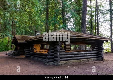 Rustikaler Pavillon für ein Picknick im Holzstil, der 1935 vom Civilian Conservation Corps im Millersylvanien State Park im US-Bundesstaat Washington erbaut wurde Stockfoto