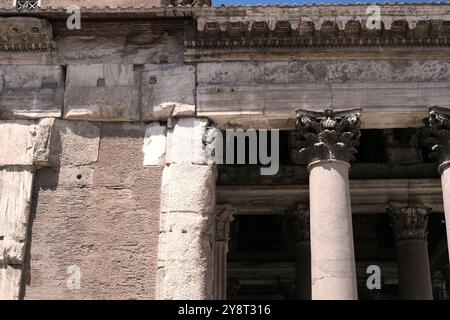 Das Pantheon, Rom, Italien. Seitliche und hintere Details des Gebäudes. Ich schaue nach oben, eng beschnittene, grafische Fotografie ohne Leute. Tagsüber. Stockfoto