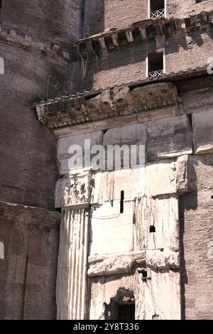 Das Pantheon, Rom, Italien. Seitliche und hintere Details des Gebäudes. Ich schaue nach oben, eng beschnittene, grafische Fotografie ohne Leute. Tagsüber. Stockfoto