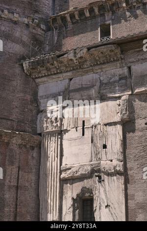 Das Pantheon, Rom, Italien. Seitliche und hintere Details des Gebäudes. Ich schaue nach oben, eng beschnittene, grafische Fotografie ohne Leute. Tagsüber. Stockfoto