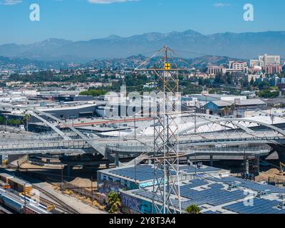 Blick aus der Vogelperspektive auf das Sixth Street Viaduct und die Skyline von Los Angeles Stockfoto