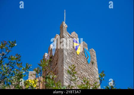 Castell de Capdepera, Mallorca-Turm mit Wappen auf der Burgmauer, flacher Blick, klarer Himmel, mallorca Stockfoto