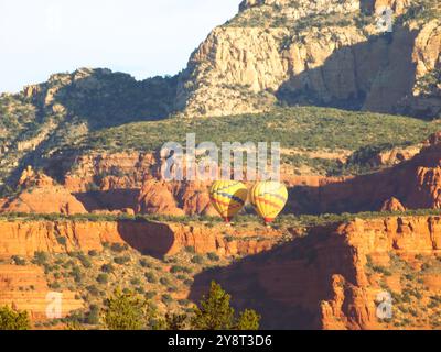 Zwei Heißluftballons, die nahe beieinander fliegen Stockfoto