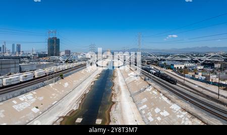 Blick aus der Vogelperspektive auf Los Angeles River und Sixth Street Viaduct Stockfoto