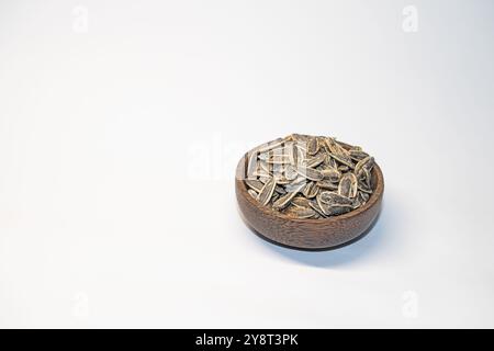 Geröstete, gesalzene Sonnenblumenkerne in einer Schüssel auf weißem Hintergrund. Stockfoto