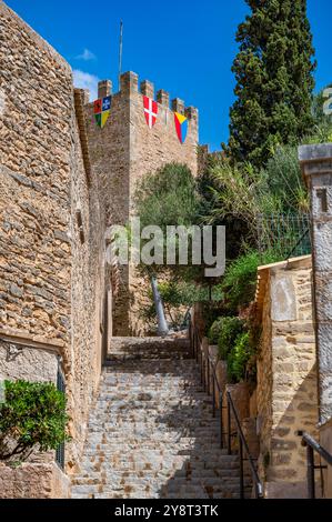 Castell de Capdepera, Mallorca mit Treppen vor dem Himmel bei klarem Himmel, vertikale Aufnahme, mallorca Stockfoto