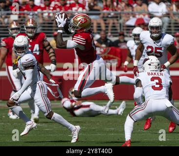 Santa Clara, Usa. Oktober 2024. Brandon Aiyuk (11), der 49ers-Wide-Receiver von San Francisco, hat am Sonntag, den 6. Oktober 2024 in Santa Clara, Kalifornien, einen Pass von QB Brock Purdy gegen die Arizona Cardinals im Levi's Stadium. Foto: Terry Schmitt/UPI Credit: UPI/Alamy Live News Stockfoto