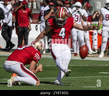 Santa Clara, Usa. Oktober 2024. Jake Moody (4) aus San Francisco 49ers schoss am Sonntag, den 6. Oktober 2024, in Santa Clara, Kalifornien, ein 28-Yard-Feldtor aus dem Laderaum von Mitch Wishnowsky (3) im ersten Viertel im Levi's Stadium. Foto: Terry Schmitt/UPI Credit: UPI/Alamy Live News Stockfoto