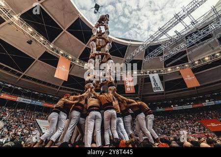 Tarragona, Spanien. Oktober 2024. Die Xiquets de Reus errichteten am dritten Tag des 29. Tarragona Human Tower Competition in Tarragona einen menschlichen Turm. Der Wettbewerb findet alle zwei Jahre statt und zeigt die wichtigsten „Casteller“-Teams (colles) Kataloniens während einer dreitägigen Veranstaltung, die von der Tarragona City Hall Credit: Matthias Oesterle/Alamy Live News organisiert wird Stockfoto