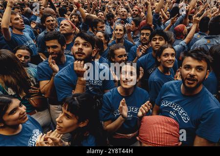 Tarragona, Spanien. Oktober 2024. Casteller folgen mit Spannung den menschlichen Türmen ihrer Mitkonkurrenten während drei der 29. Tarragona Human Tower Competition in Tarragona. Der Wettbewerb findet alle zwei Jahre statt und zeigt die wichtigsten „Casteller“-Teams (colles) Kataloniens während einer dreitägigen Veranstaltung, die von der Tarragona City Hall Credit: Matthias Oesterle/Alamy Live News organisiert wird Stockfoto