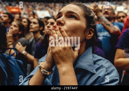 Tarragona, Spanien. Oktober 2024. Casteller folgen mit Spannung den menschlichen Türmen ihrer Mitkonkurrenten während drei der 29. Tarragona Human Tower Competition in Tarragona. Der Wettbewerb findet alle zwei Jahre statt und zeigt die wichtigsten „Casteller“-Teams (colles) Kataloniens während einer dreitägigen Veranstaltung, die von der Tarragona City Hall Credit: Matthias Oesterle/Alamy Live News organisiert wird Stockfoto