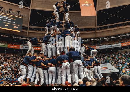 Tarragona, Spanien. Oktober 2024. Die Capgrossos de Mataro errichteten am dritten Tag des 29. Tarragona Human Tower Competition in Tarragona einen menschlichen Turm. Der Wettbewerb findet alle zwei Jahre statt und zeigt die wichtigsten „Casteller“-Teams (colles) Kataloniens während einer dreitägigen Veranstaltung, die von der Tarragona City Hall Credit: Matthias Oesterle/Alamy Live News organisiert wird Stockfoto