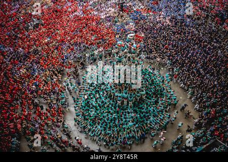 Tarragona, Spanien. Oktober 2024. Die Casteller de Vilafranca errichteten am dritten Tag des 29. Tarragona Human Tower Competition in Tarragona einen menschlichen Turm. Der Wettbewerb findet alle zwei Jahre statt und zeigt die wichtigsten „Casteller“-Teams (colles) Kataloniens während einer dreitägigen Veranstaltung, die von der Tarragona City Hall Credit: Matthias Oesterle/Alamy Live News organisiert wird Stockfoto