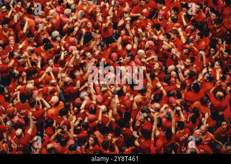 Tarragona, Spanien. Oktober 2024. Die „Nens del Vendrell“ feiern einen menschlichen Turm am dritten Tag des 29. Tarragona Human Tower Competition in Tarragona. Der Wettbewerb findet alle zwei Jahre statt und zeigt die wichtigsten „Casteller“-Teams (colles) Kataloniens während einer dreitägigen Veranstaltung, die von der Tarragona City Hall Credit: Matthias Oesterle/Alamy Live News organisiert wird Stockfoto