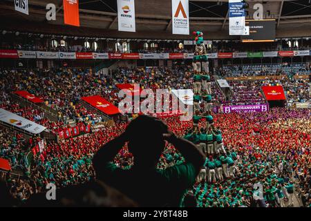 Tarragona, Spanien. Oktober 2024. Die Casteller de Vilafranca errichteten am dritten Tag des 29. Tarragona Human Tower Competition in Tarragona einen menschlichen Turm. Der Wettbewerb findet alle zwei Jahre statt und zeigt die wichtigsten „Casteller“-Teams (colles) Kataloniens während einer dreitägigen Veranstaltung, die von der Tarragona City Hall Credit: Matthias Oesterle/Alamy Live News organisiert wird Stockfoto