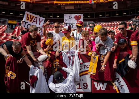 Landover, Usa. Oktober 2024. Terry McLaurin (17) signiert Helme und T-Shirts vor einem Spiel gegen die Cleveland Browns im Northwest Stadium in Landover, Maryland am Sonntag, den 6. Oktober 2024. Foto: Bonnie Cash/UPI Credit: UPI/Alamy Live News Stockfoto