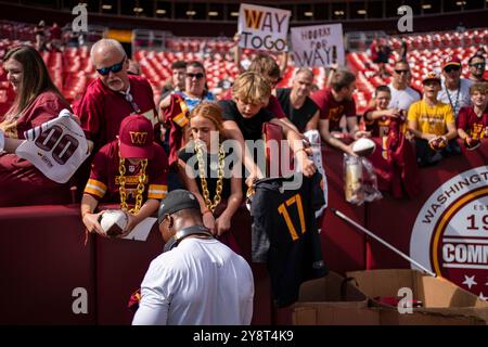 Landover, Usa. Oktober 2024. Terry McLaurin (17) signiert Helme und T-Shirts vor einem Spiel gegen die Cleveland Browns im Northwest Stadium in Landover, Maryland am Sonntag, den 6. Oktober 2024. Foto: Bonnie Cash/UPI Credit: UPI/Alamy Live News Stockfoto