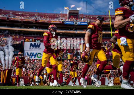 Landover, Usa. Oktober 2024. Die Washington Commanders laufen auf das Feld vor einem Spiel gegen die Cleveland Browns im Northwest Stadium in Landover, Maryland am Sonntag, den 6. Oktober 2024. Die Commanders besiegten 34 die Browns. Foto: Bonnie Cash/UPI Credit: UPI/Alamy Live News Stockfoto