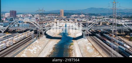 Sixth Street Viaduct über dem Los Angeles River mit Stadtblick Stockfoto