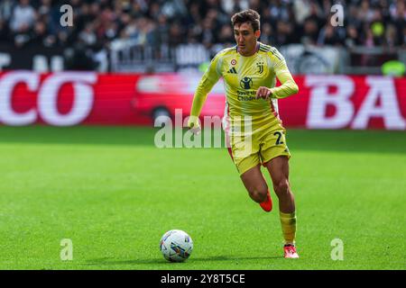 Turin, Italien. Oktober 2024. Andrea Cambiaso vom Juventus FC wurde 2024/25 im Allianz Stadium während des Fußballspiels der Serie A zwischen Juventus FC und Cagliari Calcio in Aktion gesehen Credit: SOPA Images Limited/Alamy Live News Stockfoto