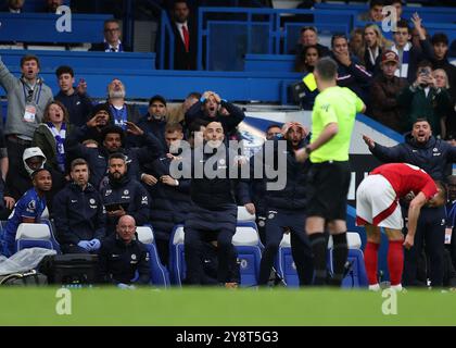 London, Großbritannien. 6. Oktober 2024; Stamford Bridge, Chelsea, London, England: Premier League Football, Chelsea gegen Nottingham Forest; Chelsea-Manager Enzo Maresca und sein Coaching-Team schreien Schiedsrichter Christopher Kavanagh an, nachdem der Schiedsrichter James Ward-Prowse aus Nottingham Forest eine gelbe Karte gegeben hatte, bevor er eine rote Karte gab Credit: Action Plus Sports Images/Alamy Live News Stockfoto