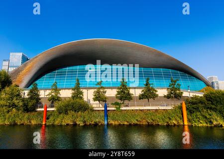 Außenansicht des London Aquatics Centre bei Sonnenuntergang, Queen Elizabeth Olympic Park, London, England Stockfoto