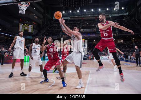 Madrid, Madrid, Spanien. Oktober 2024. Gabriel Deck (Mitte) beim Real Madrid Sieg über Casademont Zaragoza 101 - 95 in Liga Endesa 2024/25 reguläres Saisonspiel (Tag 2) im Wizink Center. (Kreditbild: © Juan Carlos GarcÃ-A Mate/Pacific Press via ZUMA Press Wire) NUR REDAKTIONELLE VERWENDUNG! Nicht für kommerzielle ZWECKE! Stockfoto