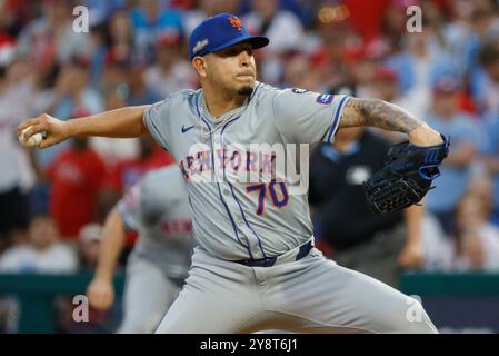 Philadelphia, Usa. Oktober 2024. Der New York Mets Relief Pitcher Jose Butto wirft gegen die Philadelphia Phillies im siebten Inning in Spiel zwei der MLB NLDS im Citizens Bank Park in Philadelphia, Pennsylvania am Sonntag, den 6. Oktober 2024. Foto: Laurence Kesterson/UPI. Quelle: UPI/Alamy Live News Stockfoto