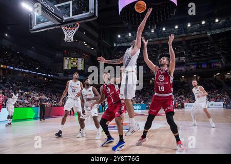 Madrid, Madrid, Spanien. Oktober 2024. Gabriel Deck (Mitte) beim Real Madrid Sieg über Casademont Zaragoza 101 - 95 in Liga Endesa 2024/25 reguläres Saisonspiel (Tag 2) im Wizink Center. (Kreditbild: © Juan Carlos GarcÃ-A Mate/Pacific Press via ZUMA Press Wire) NUR REDAKTIONELLE VERWENDUNG! Nicht für kommerzielle ZWECKE! Stockfoto