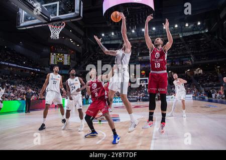 Madrid, Madrid, Spanien. Oktober 2024. Gabriel Deck (Mitte) beim Real Madrid Sieg über Casademont Zaragoza 101 - 95 in Liga Endesa 2024/25 reguläres Saisonspiel (Tag 2) im Wizink Center. (Kreditbild: © Juan Carlos GarcÃ-A Mate/Pacific Press via ZUMA Press Wire) NUR REDAKTIONELLE VERWENDUNG! Nicht für kommerzielle ZWECKE! Stockfoto