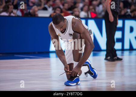 Madrid, Madrid, Spanien. Oktober 2024. Serge Ibaka beim Sieg von Real Madrid über Casademont Zaragoza 101 - 95 in der Liga Endesa 2024/25 reguläres Saisonspiel (Tag 2) im Wizink Center. (Kreditbild: © Juan Carlos GarcÃ-A Mate/Pacific Press via ZUMA Press Wire) NUR REDAKTIONELLE VERWENDUNG! Nicht für kommerzielle ZWECKE! Stockfoto