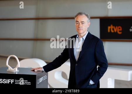 John Crowley nimmt am Fotoruf „We Live in Time (Vivir El Momento)“ während des 72. San Sebastian International Film Festivals im Kursaal Palace Teil. Stockfoto