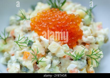 Traditioneller russischer olivier-Salat garniert mit rotem Kaviar und frischem Dill Stockfoto