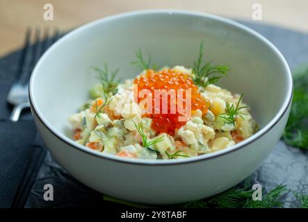 Traditioneller russischer olivier-Salat mit rotem Kaviar wird im Restaurant serviert Stockfoto