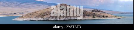 Panorama der Insel inmitten des Clark Canyon Reservoir bei Dillon in Montana, USA Stockfoto