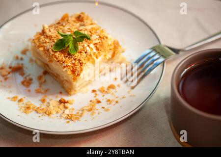 Köstlicher napoleon-Kuchen mit Minze auf weißem Teller serviert Stockfoto
