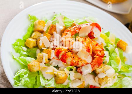 Caesar Salat mit Garnelen Stockfoto