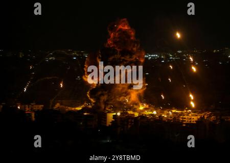 Beirut, Libanon. Oktober 2024. Nach einem israelischen Luftangriff entflammt sich aus Beiruts südlichem Vorort heftiger Rauch und Flammen. Marwan Naamani/dpa/Alamy Live News Stockfoto