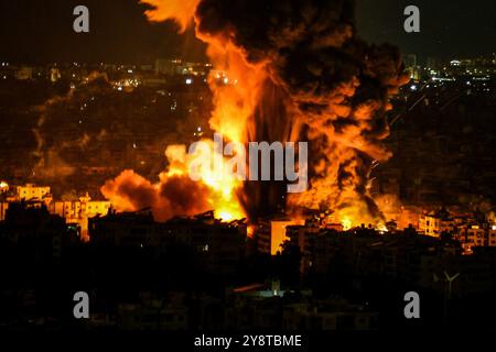 Beirut, Libanon. Oktober 2024. Nach einem israelischen Luftangriff entflammt sich aus Beiruts südlichem Vorort heftiger Rauch und Flammen. Marwan Naamani/dpa/Alamy Live News Stockfoto