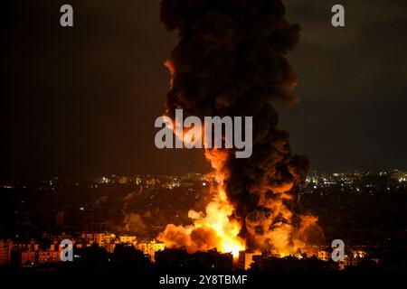 Beirut, Libanon. Oktober 2024. Nach einem israelischen Luftangriff entflammt sich aus Beiruts südlichem Vorort heftiger Rauch und Flammen. Marwan Naamani/dpa/Alamy Live News Stockfoto