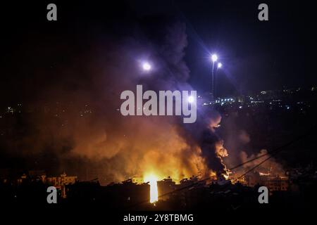 Beirut, Libanon. Oktober 2024. Nach einem israelischen Luftangriff entflammt sich aus Beiruts südlichem Vorort heftiger Rauch und Flammen. Marwan Naamani/dpa/Alamy Live News Stockfoto