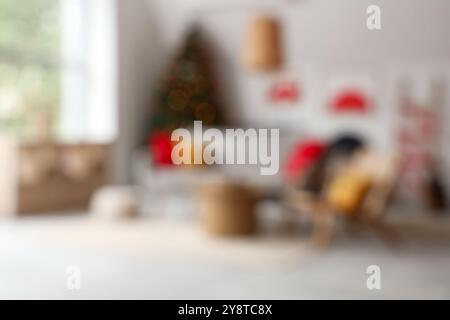 Verschwommener Blick auf das Wohnzimmer mit Sofa, Tanne und Einrichtung für japanische Neujahrsfeiern Stockfoto