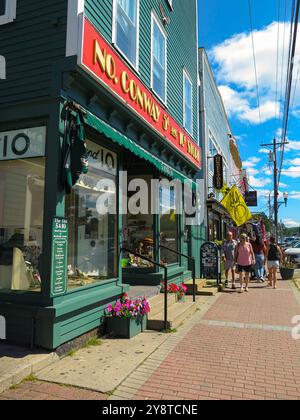 USA, New Hampshire, North Conway, Main Street , Unternehmen, Einkaufsmöglichkeiten, Restaurants, Unterhaltung, Park, Eisenbahn, Stockfoto