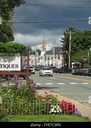 USA, New Hampshire, North Conway, Main Street , Unternehmen, Einkaufsmöglichkeiten, Restaurants, Unterhaltung, Park, Eisenbahn, Stockfoto